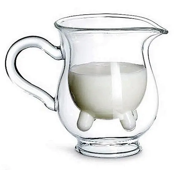 Udderly Irresistable Heiter Pitcher льет молоко как естественный