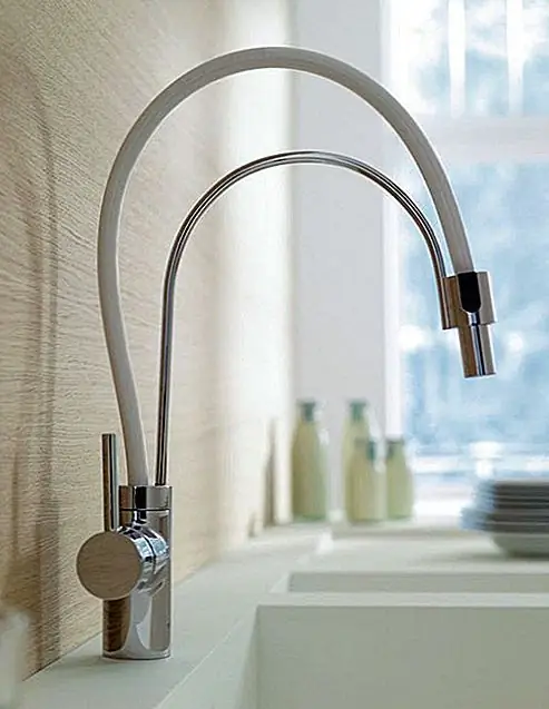 Созданный международным брендом Esprit в сотрудничестве с немецким производителем кухонных кранов Kludi, мой стиль является особенно интригующим краном из-за его формы и впечатляющего внешнего вида. Он гладкий и все же внушительный. Конструкция минималистична и оснащена хромированным держателем с гибким белым шлангом и втулкой. Кран можно перемещать во всех направлениях, и это тоже очень практично.