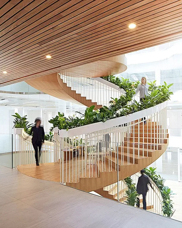 Спирали лестницы открываются на трех круглых деревянных платформах, образуя 4-этажную структуру. Платформы выложены круглыми скамейками, а балюстрады покрыты свежими растениями и цветами. Первый этаж служит небольшой библиотекой, заполненной книгами, отобранными дизайнером.