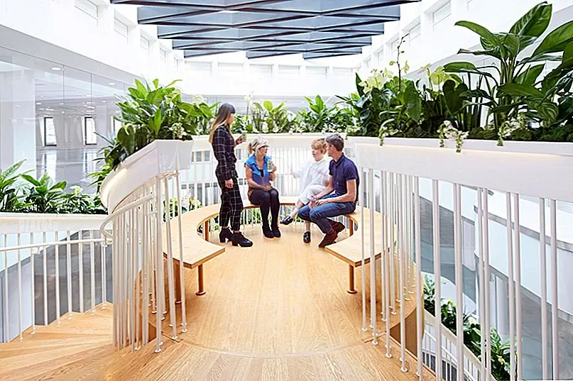 Вторая платформа украшена подвесной лампой Zettel'z 5 от Ingo Maurer. Он имеет стальную конструкцию и множество документов, на которых сотрудники могут писать и оставлять сообщения.