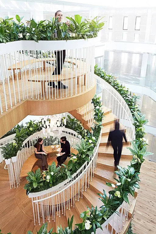 На верхнем этаже есть уголок для сидения, машина для горячей воды и балюстрада оснащены свежими мятами. Сотрудники могут приехать сюда и заварить свой чай, беседуя с другими или просто расслабляясь.