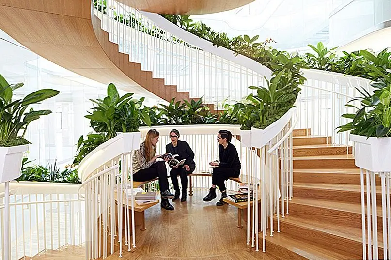 Атриум можно увидеть со всех четырех уровней лестницы, и этот необычный дизайн имеет множество преимуществ. Он был выбран в качестве средства поощрения случайной встречи между сотрудниками и стимулирования взаимодействия и творчества. По сравнению с лифтом или стандартной лестницей эта конструкция, безусловно, превосходит эту точку зрения.