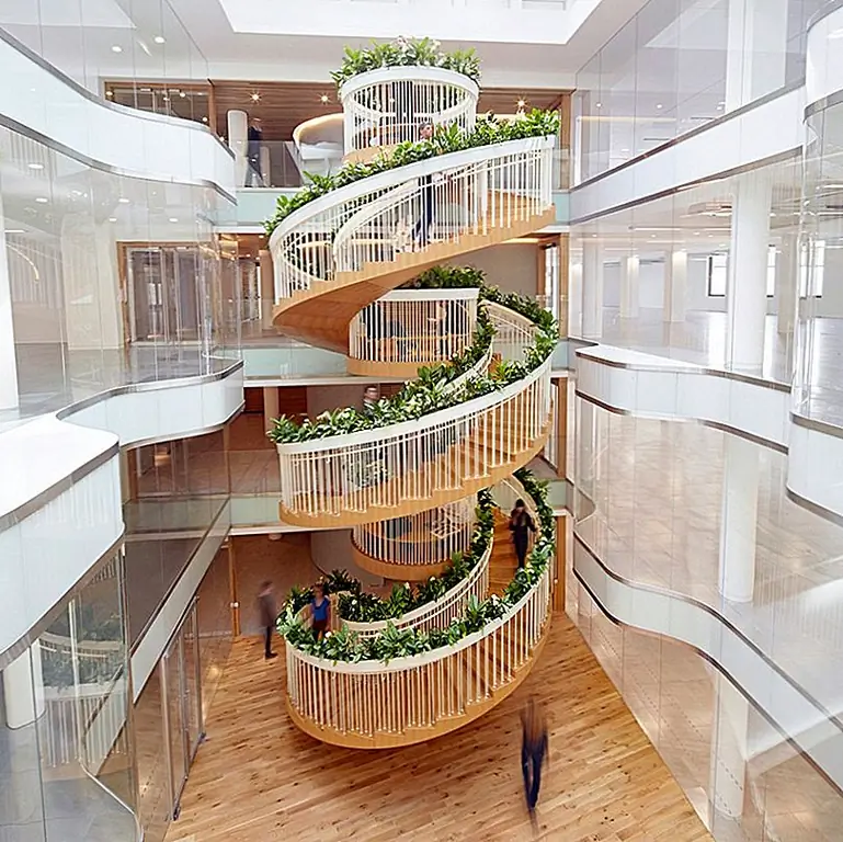 Живая лестница добавляет естественный элемент в лондонское представительство