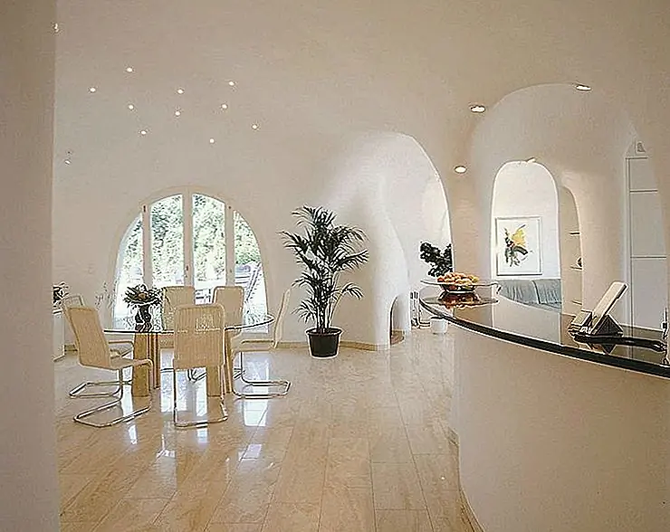 Колонны поддерживают покрытые землей крыши и образуют арки. Несмотря на дизайн, который возвращает вас к моменту, когда все было совсем по-другому, интерьер декорации на удивление современный и знакомый. Чистые, простые и очень шикарные, дома соответствуют всем современным стандартам.