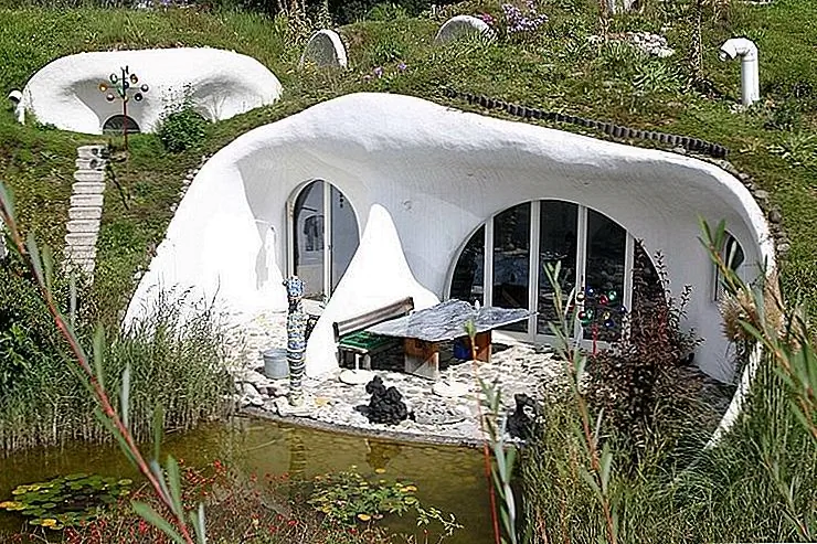 Всего здесь девять домов. Их внутренние пространства сильно различаются: от домов с тремя спальнями до домов с семью спальнями. Все они имеют большие жилые помещения, выходящие на юг. Спальни ориентированы на север. Это оставляет ванные комнаты, которые расположены в центре, и они освещены солнечными лучами, проходящими через окна на крыше. В домах также есть подвалы, а лестницы, которые предлагают доступ к ним, также расположены в центре домов.