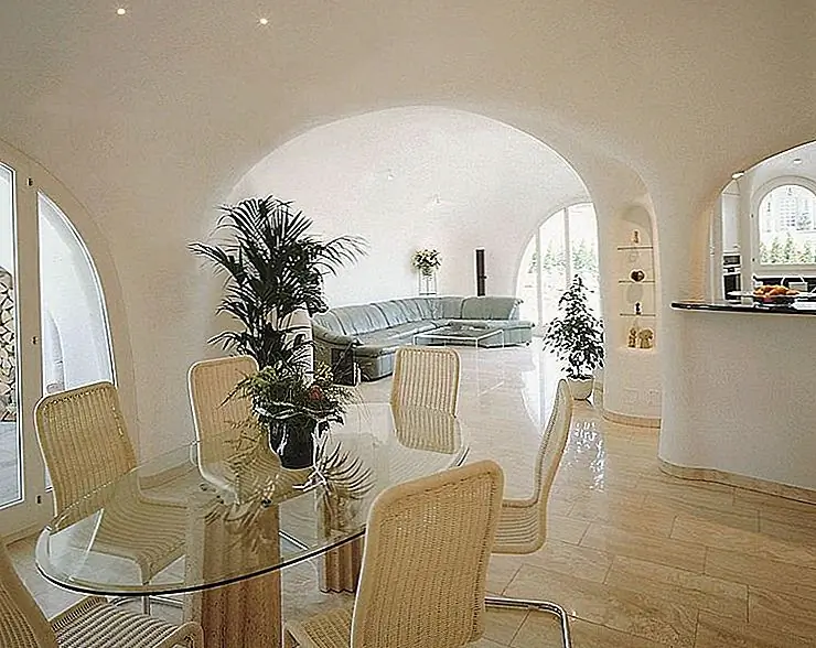 Подвалы и автостоянка построены с использованием обычных строительных технологий, в то время как площади первого этажа построены с типичным принципом распыленного бетона. Изоляция для домов состоит из переработанного стекла, которое является экологически чистым.