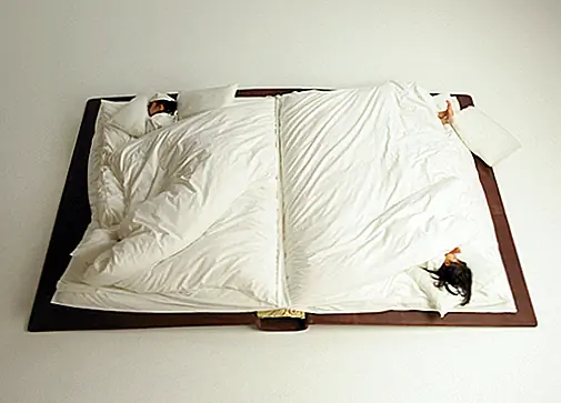 Она представляла себе огромную кровать для детей, которая также может использоваться на детской площадке. Все это с помощью ковров или матрасов, таких как японский, с мягкими и белыми простынями, соединенными вместе так же, как с книжными страницами. И когда я вижу этот смешной и креативный дизайн, я хочу только, чтобы я был одним из этих детей, и я также хотел бы, чтобы это было не просто отличной идеей. Поэтому давайте надеяться, что кто-то посмеет произвести его и продать для нас, чтобы купить.