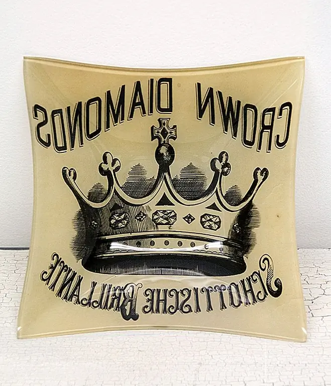 Пластина изогнута и имеет приятную форму, с дизайном короны и всем черно-белым рисунком, с оттенками и все, как красивый эскиз в углях. Пластина довольно особенная, так как она прежде всего квадратная, а не круглая, как большая часть посуды. Тогда у этого есть тот красивый и тщательно разработанный рисунок, который украшает его и делает его таким особенным. И изогнутые углы делают его идеальным для того, что вы хотите служить на нем. Вы можете купить товар сейчас за $ 20 от Pom Pom Interiors.