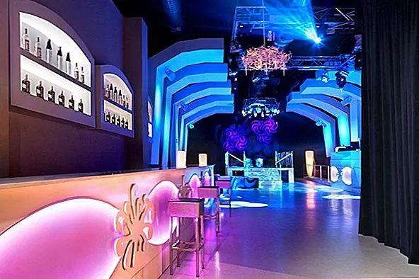 Однако, даже если мне не нравится это место вообще, я должен признать, что это интересный подход. Люстры выглядят очень интересными. Мне это нравится. Это кажется очень забавным местом и приятным местом, когда вы хотите повеселиться с друзьями. Это интересный и оригинальный подход, и результаты впечатляют. Это красивое сочетание цветов и форм. {Foudn on freshome}