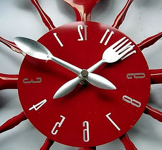 Эти часы действительно забавны, так как у него есть ложка и вилка вместо часовых рычагов, и все это сделано из металла. Краска, которая покрывает ее, красная, а также есть еще одна кухонная утварь одна сторона, как ложки, вилки и шпатели. Цифры для часов сделаны из блестящего серебряного металла, а сочетание серебра посередине с красной краской действительно приятно. Эти смешные кухонные часы производятся в Китае, и их можно купить по цене от 4,78 до 4,98 долларов, что довольно выгодно.