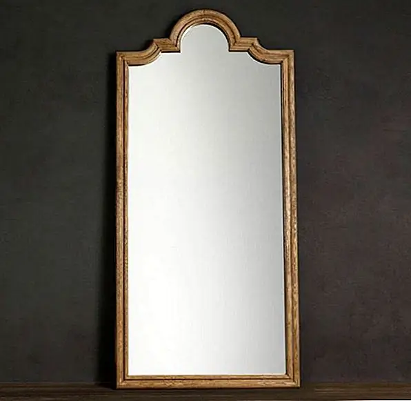 Куски соединены вместе с использованием техники пазов и штифтов, что делает ее великолепной. Зеркало прямоугольное по размеру, за исключением верхней части, которая украшена несколькими простыми и художественными кривыми, которые придают ей элегантность. Товар теперь доступен за $ 850 от оборудования для восстановления.