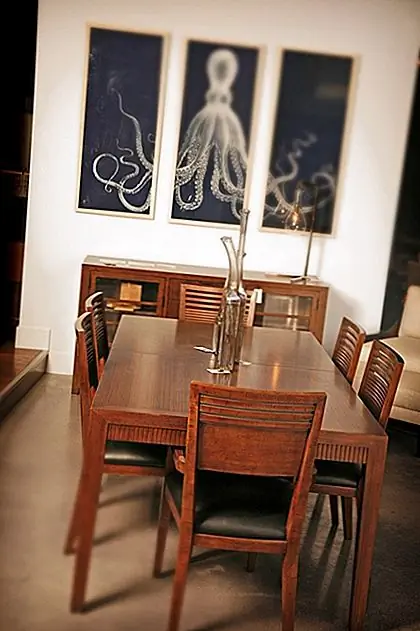 Этот гигантский Осьминог Красивый Триптих на самом деле является только копией оригинала, который был написан лордом Боднером в 1826 году в Лондоне в качестве продолжения его расширенных исследований морских существ. Осьминоги всегда очаровывали людей из-за их странной внешности и необычного «дизайна», поэтому люди боялись их и уважали. Вот почему эта картина кажется такой красивой и так знаменитой. И, честно говоря, различные оттенки синего, используемые для картины, отлично смотрятся на любой стене любого дома. Поэтому, если вам это нравится и вы хотите получить его, вам нужно будет войти в систему на веб-сайте Natural Curiosities.