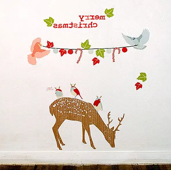 Вы будете более очарованы, чтобы узнать, что эти наклейки сделаны из клейкой ткани, которая может быть съемной, многоразовой и, возможно, более важной, нетоксичной. Вы можете применять их практически на любой поверхности, и за 79,95 $ эта прекрасная рождественская елка может быть вашей! Также вы можете получить огромную скидку на печать на пользовательских наклейках от PsPrint.com Что вы думаете об использовании наклейки вместо натурального дерева?