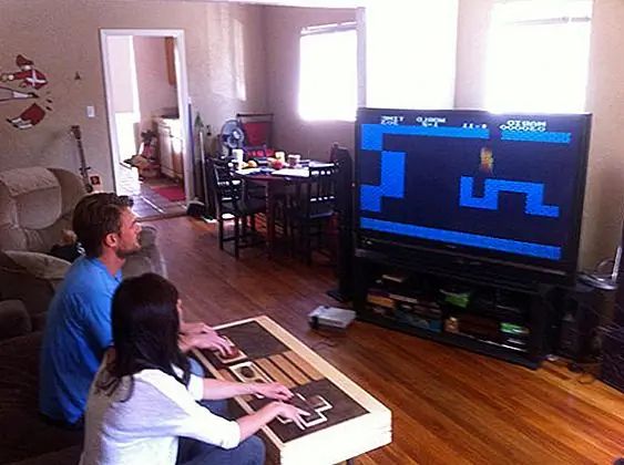 Кофейный столик NES Controller можно использовать для игры в игры, если стекло удалено, а также возможность USB. Существует четыре версии этого журнального столика, которые могут удовлетворить различные вкусы и предпочтения. Вы можете выбрать любой вариант, который вы хотите, чтобы вы соответствовали его собственному дизайну интерьера. Различия возникают при использовании других материалов и качества продукта.