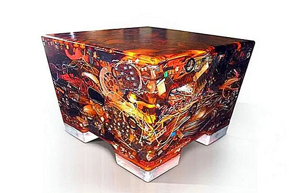 Их название означает «Нет больше электронных отходов», поскольку они сделаны из электронных отходов, которые были преобразованы в капсулы времени технологии. Хотя вы можете видеть их как кучу мусора, они выглядят действительно интересными. Компакт-диски, qwerty-клавиатуры, разноцветные кабели и материнские платы были собраны и устроены гениально, чтобы вы могли сидеть на удобном и привлекательном месте.