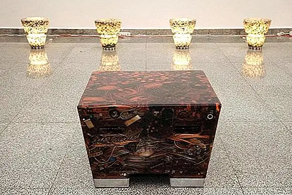 Думаю, что и мои братья, которые любят столько компьютеров, будут очарованы тем, что у вас будет такое интересное место дома. Для них это означало бы нечто большее, чем привлекательное место, возможно, будет чем-то вроде символа, чтобы напомнить им об их страсти и работе.