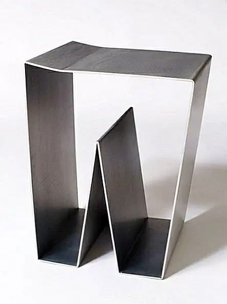 Решетка Notch 2Tone также служит в качестве небольшого стола или стула / стула. Нижняя часть - настоящая стойка, на которой вы можете хранить свои журналы или книги. Там также место, где вы можете положить открытую книгу, чтобы вы помнили, где вы перестали читать, очень простая, но очень полезная функция, как встроенная закладка. Журнальный шкаф был спроектирован Алексом Брэдли, и это замечательная штука для современных и современных помещений. Поместите в свою гостиную, спальню, в уголок для чтения или в свой домашний офис и наслаждайтесь его универсальностью.