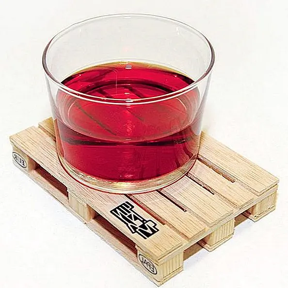 Подставки для поддонов можно использовать в баре для обслуживания ваших напитков клиентам. Вы также можете использовать многие подставки для палитры, один рядом друг с другом, чтобы вы могли создать платформу, где вы можете поместить реальные бутылки духов или больше очков для вашего бара. Цвет подставки для поддонов очень хорошо подходит для вашей кухни. Вы можете внести на свой кухонный бар, потому что деревянный цвет палитр - отличный способ украсить вашу кухню или почему не все ваши комнаты.