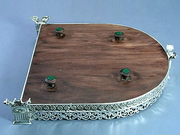 Этот предмет не является антикварным, но он, безусловно, выглядит как один и очень красив. Рука сделана, и вы сразу же узнаете великое мастерство артистизма. Он сделан из дерева, который после этого покрыт серебром, а верхняя часть плато покрыта зеркалом. Это позволяет ему легко отражать свет и быть центральным элементом любого стола. В настоящее время позиция принадлежит компании Silver Silver Co. Ltd, но вы можете приобрести ее за $ 5250.