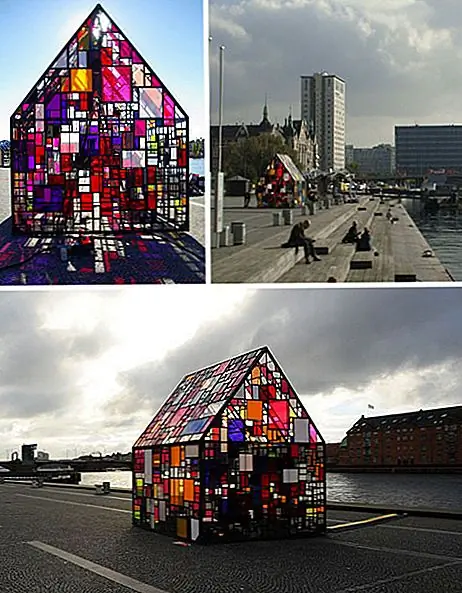 Это произведение искусства стекла было сделано нью-йоркским художником по имени Том Фруин. Он отреагировал на многочисленные огни во всех цветах, которые он видел в центре Копенгагена, и создал один из своих, во всех возможных цветах, с использованием витража. Поскольку в небольшом художественном доме есть свет внутри, он бросает цветной свет на вещи вокруг него и окружает окружающие места.