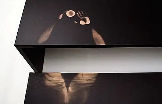 Когда лакированные поверхности вступают в контакт с чем-то, и когда они достигают 27 градусов, тепло приводит к появлению всех видов узоров. Это отметки, которые исчезают во времени, как только температура опускается. Это очень интересная идея, но это может быть не очень полезно, когда вы пытаетесь скрыть свое присутствие. Стол может вмещать от 6 до 8 человек и имеет глубокую черную отделку при комнатной температуре. То же самое касается скамеек. Другие цвета и бревна также доступны по запросу.