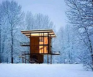 Стальная прогулочная каюта на сваях, предназначенная для безопасного бегства в горах