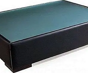 Современный кожаный журнальный столик со стеклянным верхом и деревянными ножками