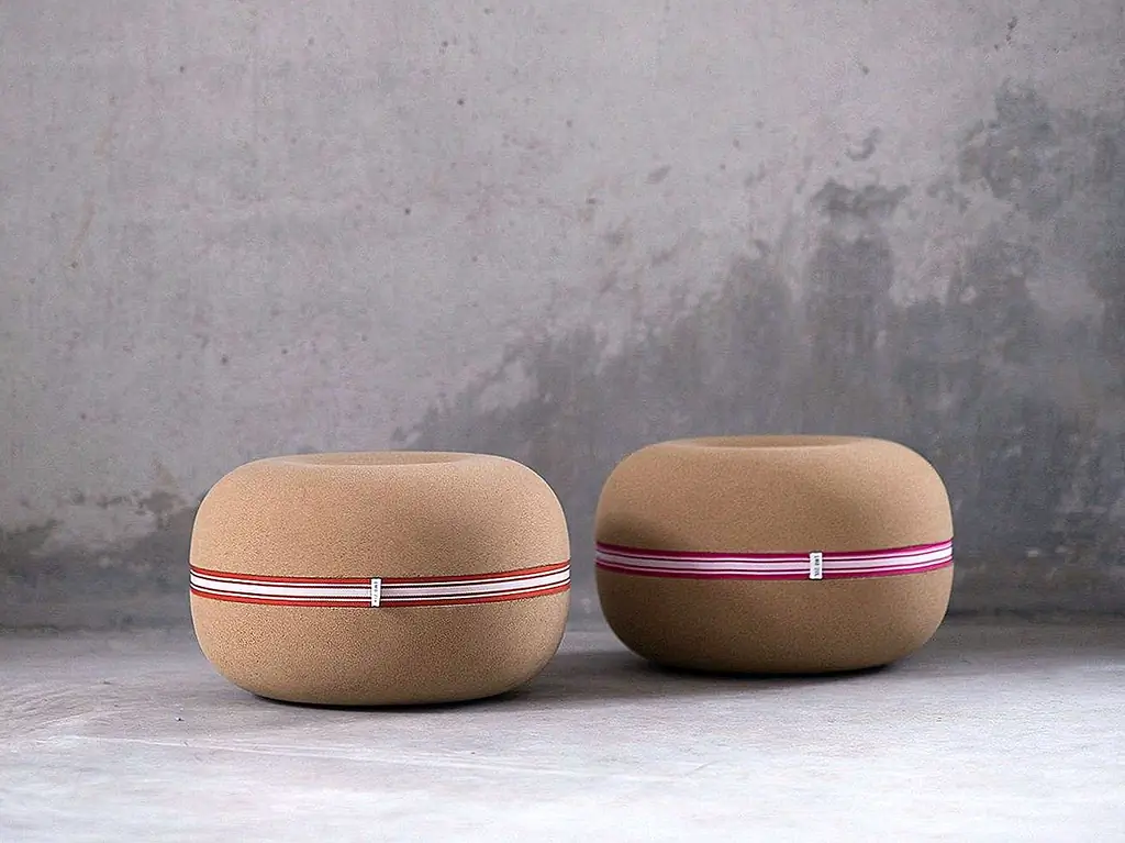 Корк также используется в различных вариантах сидения. Они включают в себя такие предметы, как Пуф Пуф от Ana Fonseca. Пуф - это 100% пробка и первоначально предназначен для детей, но быстро стал популярным и для взрослых. Его конструкция имеет средний ремень, доступный в шести разных цветах.