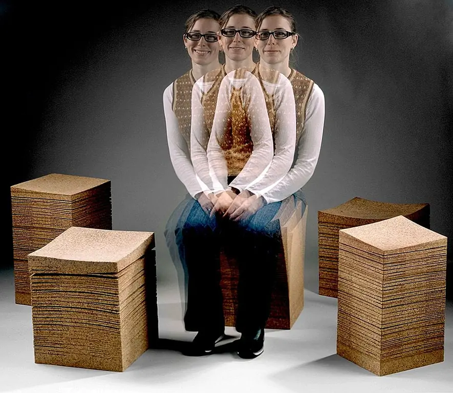 Еще одна интересная штука - стул прокола Sway, спроектированный Даниэлем Михаликом в 2005 году. В нижнем стуле имеется центральная колонна, предназначенная для размещения непосредственно под позвоночником пользователя и гибкая и прочная для повышения комфорта. Пробка вокруг этой колонны разрезается на формирование симметричного рисунка, который сгибается и поворачивается под тяжестью пользователя.