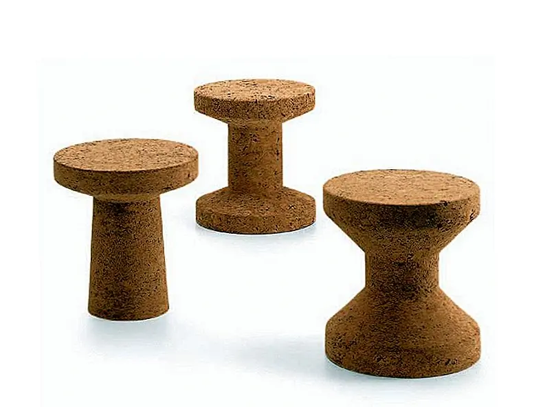 Cork Family - симпатичная коллекция пробковых стульев, созданных дизайнером Джаспер Моррисон и изготовленная Vitra. Он состоит из трех уникальных стульев, каждый со своей формой и дизайном. Они все используют материал, из которого они изготовлены, легкие и жесткие, но в то же время очень удобные.