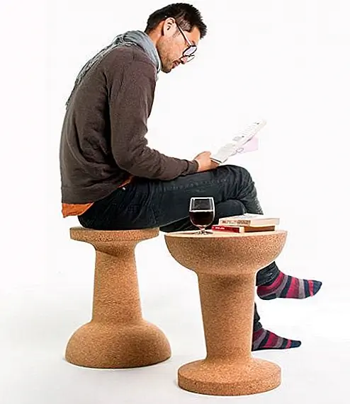 Подобным же простым и симпатичным куском является прорезь Корки Кенион Йе. Это многофункциональная деталь, которая может использоваться как в качестве стула, так и в качестве бокового стола в зависимости от того, как она позиционируется. Его дизайн прост и гибкий, а также веселый и причудливый.