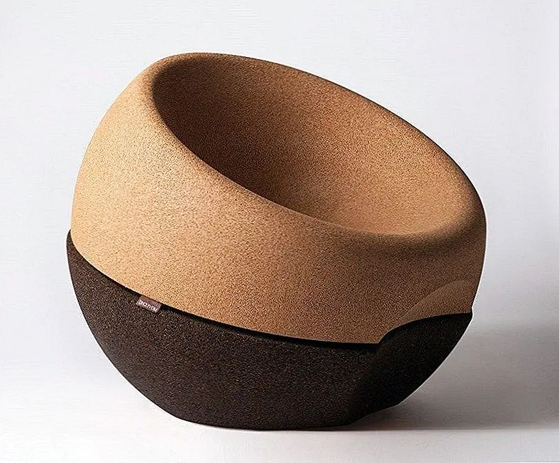 Пробка также является основным материалом, используемым для сферического кресла, спроектированного Мигелем Аррудой и изготовленным в Movecho. Кресло имеет гладкие линии и доступно в двух размерах: малом и большом. Он поставляется в различных конфигурациях, таких как статическая или вращающаяся деталь, а также с ножками из нержавеющей стали