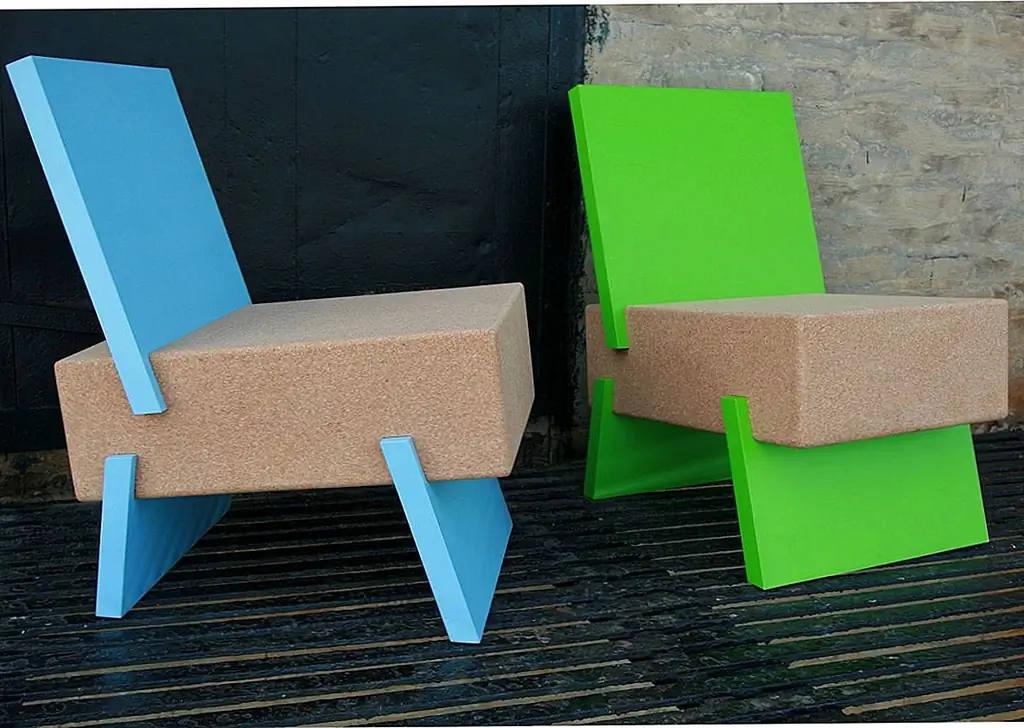 Простота и эффективность материалов являются определяющими элементами для дизайна стула 3/1 Даниэля Михалика. Каждое сиденье выполнено из блока предварительно формованной переработанной пробки. Ножки и спинка удерживаются на месте без использования какого-либо оборудования или клея. Эта деталь подчеркивает простоту дизайна. Кусок можно легко собрать, нажимая кусочки вместе, а затем отделяя для удобства при необходимости.