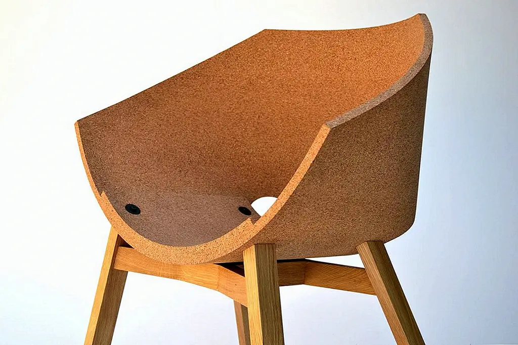 С таким умным названием, как Corkigami Chair, этот кусок Карлоса Ортега Дизайн использует пробку очень интересным способом.Пробковый лист, используемый для создания сиденья, складывается таким же образом, как бумага оригами, образуя удобную оболочку. Поскольку пробка является гибкой, а также сильной, кресло пользуется большим преимуществом обоих этих свойств.