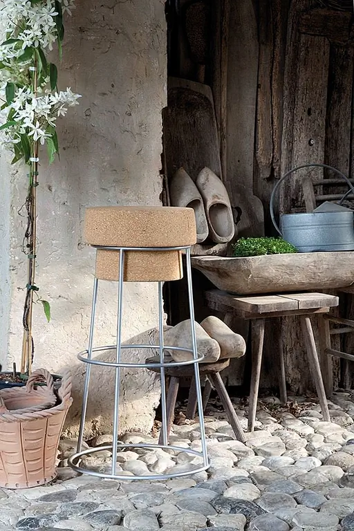 Поскольку пробка наиболее популярна для ее использования в колпачках бутылок, Radice & Orlandini воспользовалась этим при разработке стула Bouchon для Domitalia. Табурет моделируется после пробки шампанского, и это позволяет рассматривать его как классику. Конструкция проста, с проушиной и металлическими ножками, скрепленными трением.