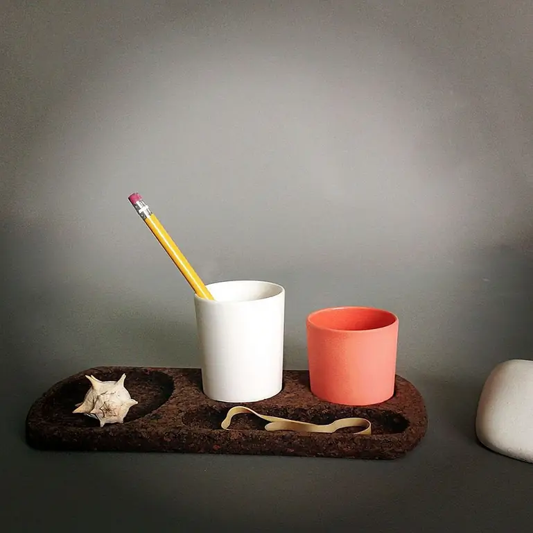 Slim - универсальный и многофункциональный пробковый лоток, предназначенный для использования в качестве аксессуара для таких областей, как вход. Его можно установить на стену и использовать в качестве полки или положить на стол или стол. Его роль заключается в том, чтобы удерживать небольшие объекты, такие как клавиши или ручки.