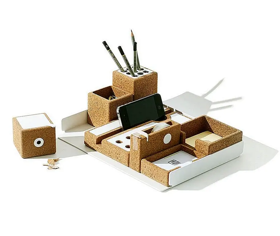 Коллекция NIU спроектирована специально для столов и включает в себя серию аксессуаров для пробки, которые могут помочь пользователю оставаться организованным и шикарным одновременно. Коллекция включает в себя ряд основных аксессуаров, таких как точилка для карандашей, кассетный диспенсер, чашка для карандашей, лоток для бумаги, держатель карты, липкий держатель для заметок, док-станция для планшета / телефона и контейнер для небольших предметов, таких как скрепки для бумаг,