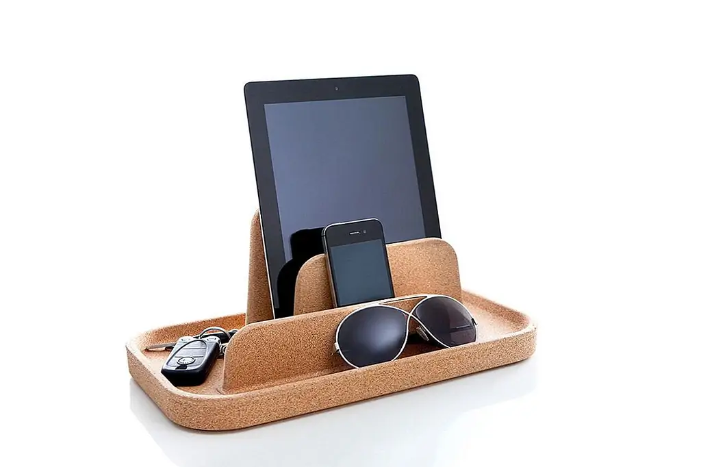 Кроме того, для настольного использования этот пробковый лоток был создан Royal VKB в качестве аксессуара для хранения таких предметов, как ключи, телефон, кошелек, солнцезащитные очки и другие личные вещи, которые обычно разбросаны по всему столу, что затрудняет поддержание чистоты и организованной рабочей поверхности.