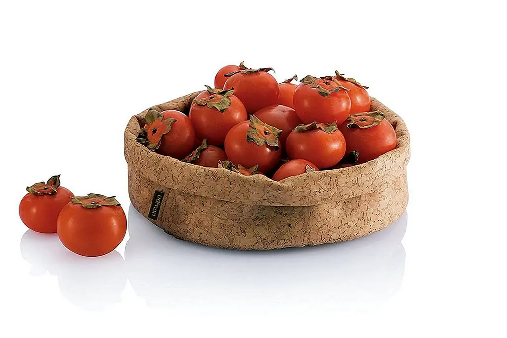 Необычным является также термин, который может точно описать «Настроить-Чашу». Это мягкая пробка из пробки из пробки, которая позволяет регулировать ее форму в соответствии с тем, что пользователь решает положить в нее. Эти изворотливые пробковые чаши могут использоваться в качестве контейнеров для хранения почти всего, от фруктов до туалетных принадлежностей или аксессуаров.