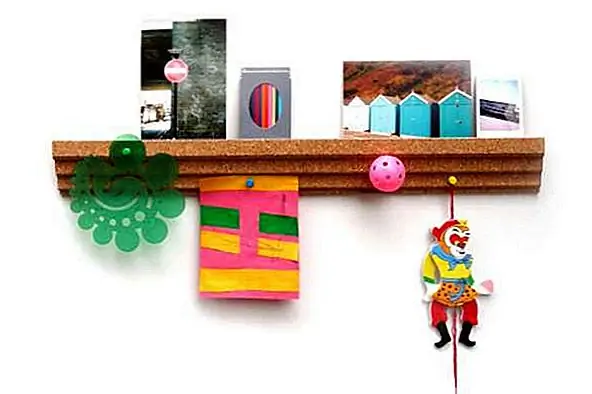 Поскольку он изготовлен из натуральной гранулированной пробки, этот рельс изображения позволяет пользователю печатать фотографии и другие вещи, превращая их в идеальное место для хранения небольших личных вещей. Это прекрасный аксессуар для офиса, а также для множества других пространств, и он разработан Эрин Дейтон.