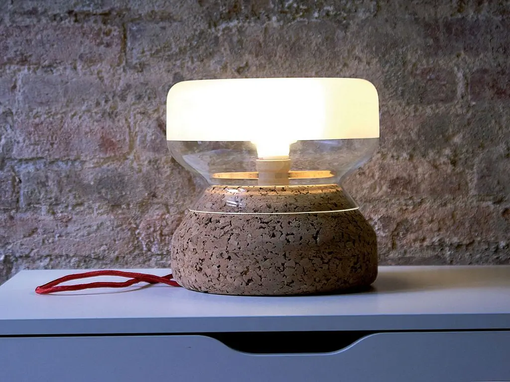 Настольная лампа Annexo имеет основание из пробки, которое помогает с его стабильностью и позволяет ему быть легким. Лампа была спроектирована Creative Affairs и изготовлена Atipico. Это универсальный аксессуар, который может выглядеть дома на столе, тумбочке или столике в непринужденной и современной обстановке.