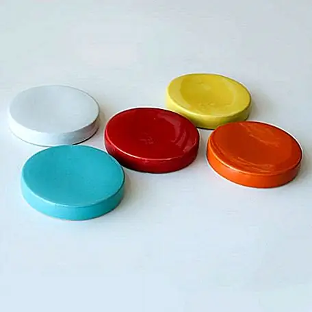 Каждая из этих точек Polka представляет собой керамический диск, который внутри пуст и имеет овальное отверстие на верхнем конце. Вы можете заполнить его водой и положить цветы, тем самым сделав ее лучшей маленькой вазой, которая прилипнет к стене, в отличие от всех других обычных ваз, которые остаются на столе. Кроме того, поскольку ваза уже прикреплена к стене, это очень безопасное место для вазы, и детям никогда не удастся ее перевернуть и выплеснуть воду на пол. Эта необычная ваза доступна в разных цветах, таких как оранжевый, белый, красный, желтый и голубой, и вы можете использовать свое воображение и играть с их цветами, чтобы сделать идеальный дизайн стены. Этот предмет теперь доступен за $ 22 от Poketo.