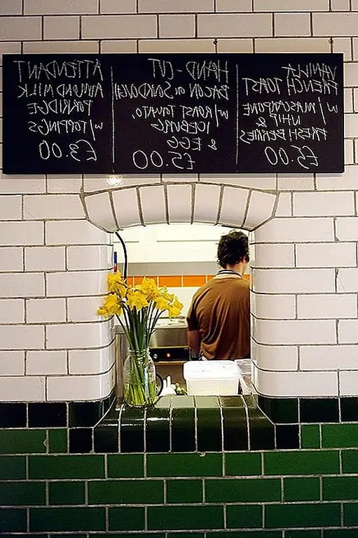 Белые плиточные стены на самом деле не так уж плохи. Они сделали пространство более крупным и ярким. Чтобы сделать его более элегантным и выдающимся, пространство было освещено нежными световыми светильниками. Несмотря на то, что некоторые из сохранившихся элементов не совсем увеличивают аппетит, они являются частью шарма и характера этого пространства. Это определенно делает ресторан Attendant уникальным местом, где вы можете насладиться чашкой чая, кофе и сэндвичем. Это один из тех ресторанов, которые больше впечатляют своей историей и опытом, чем с фактическим дизайном или услугами.