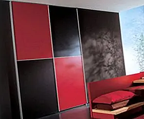 Элегантная черная и красная спальня