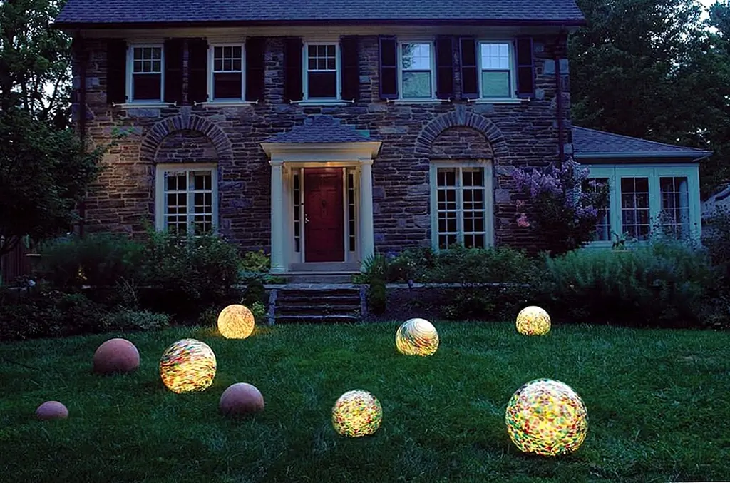 Светящиеся огни огней придают фантазии ощущение переднего лужайки. Изображение: Nightorbs