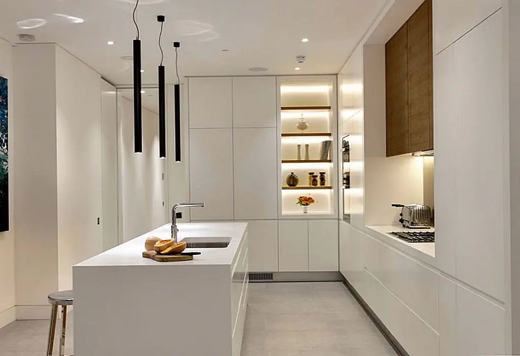 Несмотря на то, что это техничный тип подвесного освещения, этот длинный, изящный дизайн находится в собственном классе. Изображение: Элизабет Боумен Дизайн интерьера