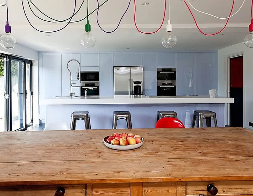 Открытые подвесные луковицы всегда являются излюбленным местом для художественных пространств, и этот взгляд широко использует яркий цвет. Изображение: Boutique Homes & Developments