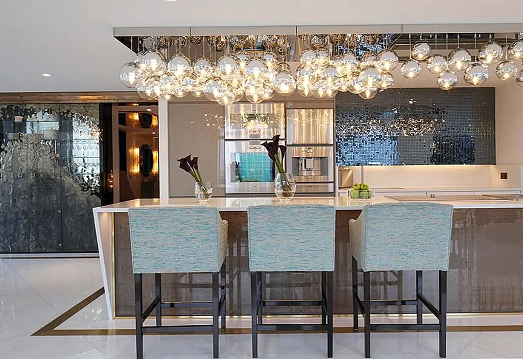 Этот дизайн показывает, как множество сфер может осветить пространство даже лучше, чем традиционная люстра или подвесное освещение. Изображение: Rocco Borghese