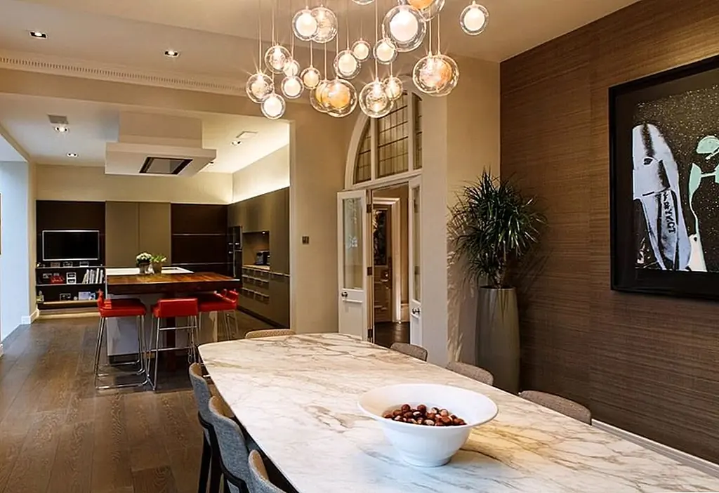 Несколько рыхлых шариков могут создать ощущение эфирного плавающего света. Изображение: Brilliant Lighting