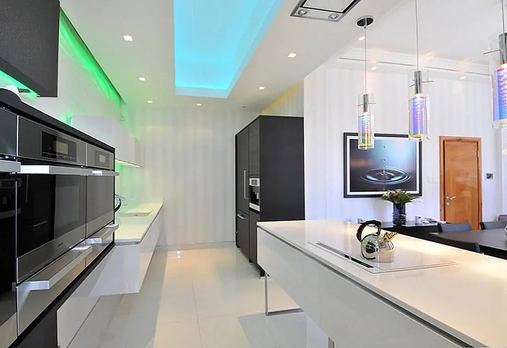 Цветное освещение делает замечательные акценты, особенно в абсолютно нейтральной цветовой гамме остальной части пространства. Изображение: Diane Berry Kitchens